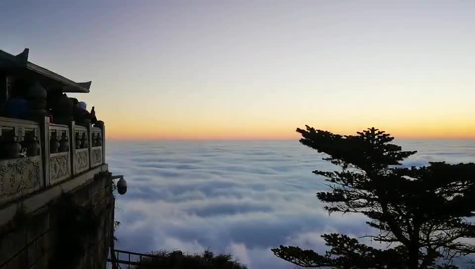 美丽的峨眉山云海      
